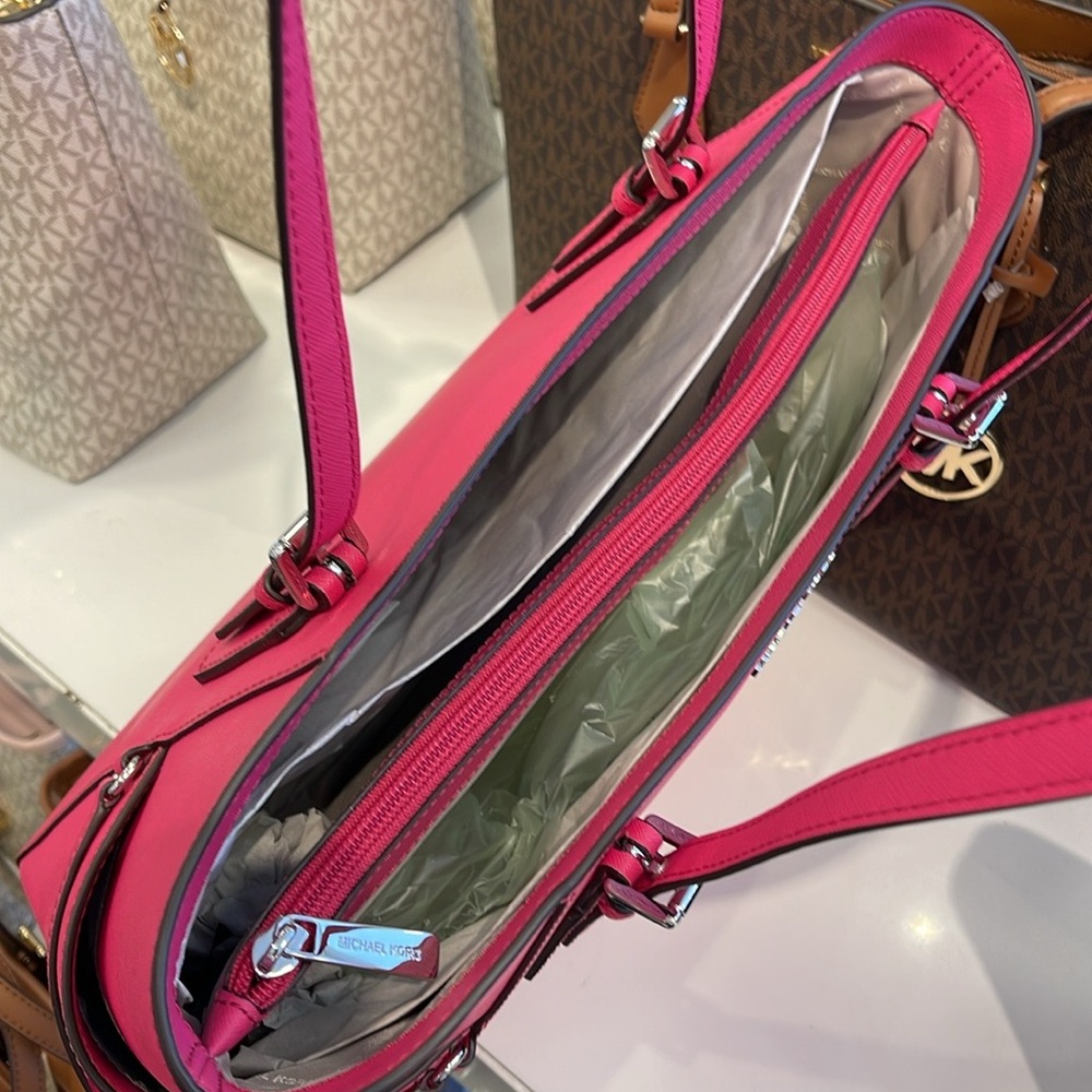 Michael Kors Voyager Large Saffiano Leather Tote Bag
Dragonfruit 
NWT - Picture 7 of 16